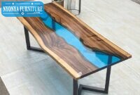 Meja makan belah resin