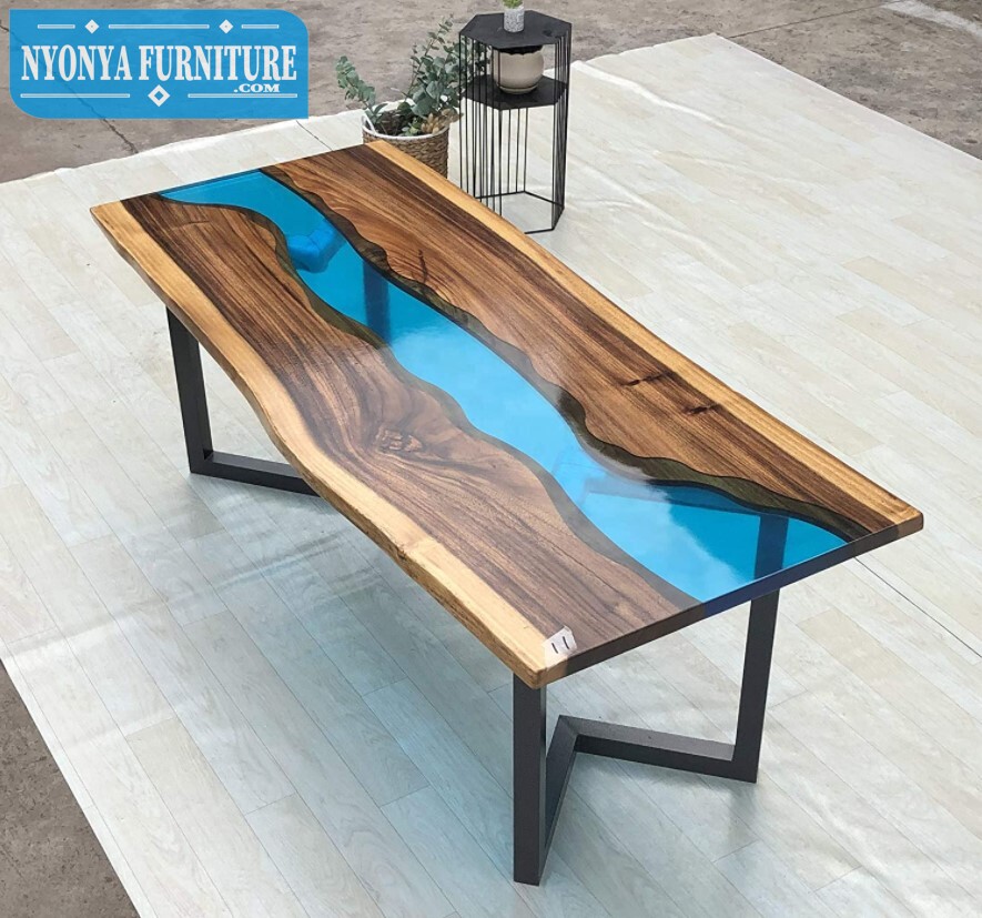 Meja makan belah resin