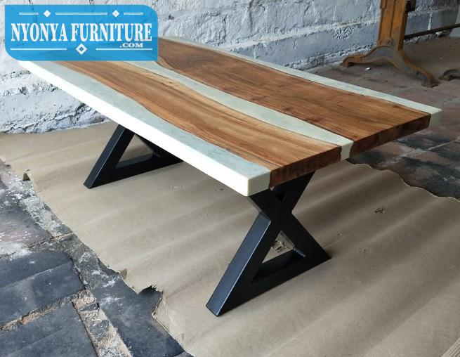 Meja resin kayu padat