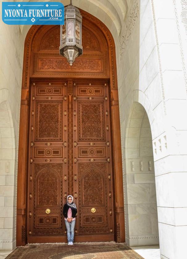 pintu masjid mewah tinggi lengkung